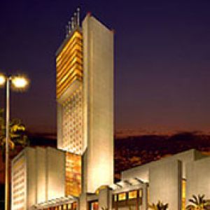 Rascacielos Moderno de Noche
