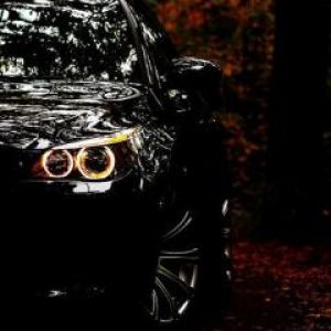 Coche Negro Elegante en la Naturaleza