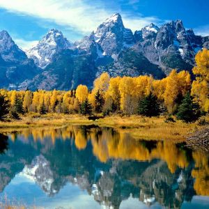 Majestuosa reflexión de montaña
