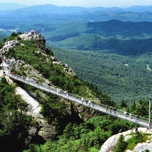 Puente Colgante con Vista a la Montaña
