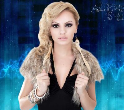Chica Glamourosa con Accesorio de Piel