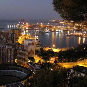 Vista nocturna de la ciudad portuaria