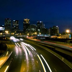 Paisaje Nocturno de la Ciudad con Huellas de Luz
