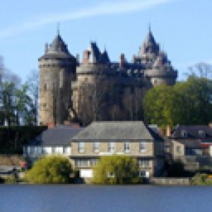 Castillo Histórico Junto al Lago