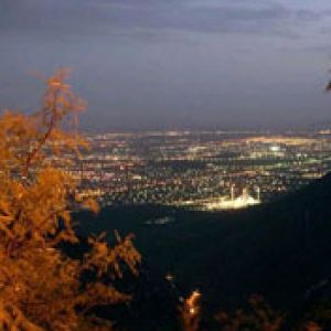 Luces de la ciudad al anochecer