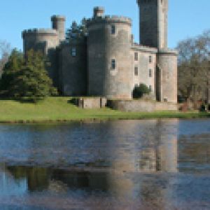 Majestuoso Reflejo del Castillo