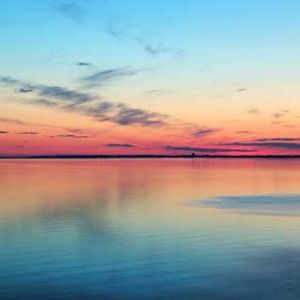 Sereno Atardecer sobre el Agua