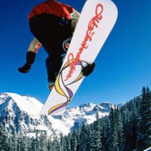 Foto de acción de snowboard