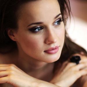 Retrato Elegante de una Mujer