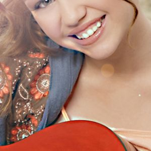 Chica Sonriente con Guitarra