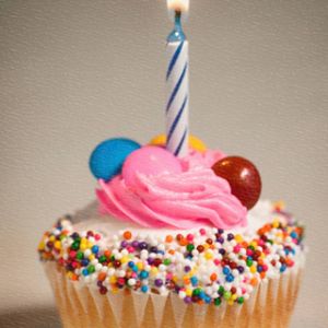 Cupcake de Cumpleaños Colorido