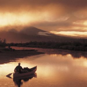 Canoeing en un Atardecer Sereno