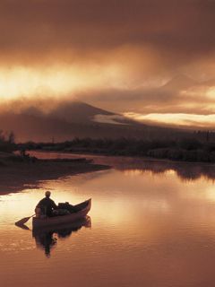 Canoeing en un Atardecer Sereno