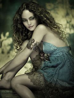 Chica Encantadora en Vestido Azul