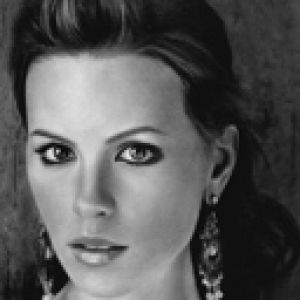 Retrato Elegante de una Mujer