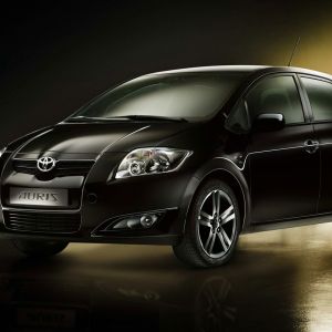Coche Negro Toyota Auris