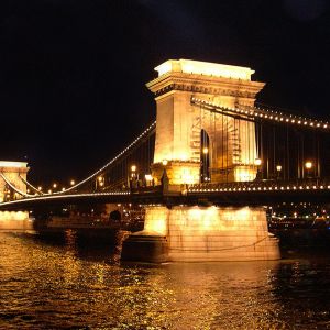 Puente de las Cadenas de Noche