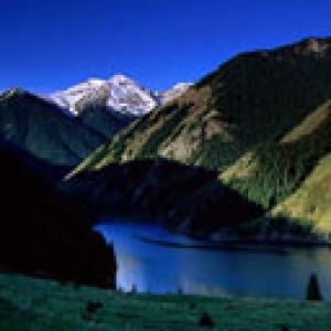 Lago de Montaña Sereno