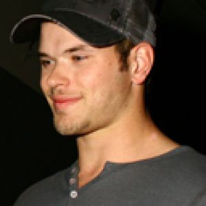Hombre Estiloso con Gorra