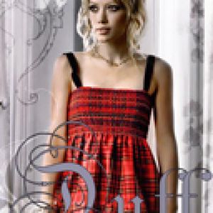 Chica Elegante en Vestido Rojo