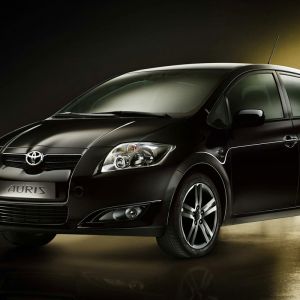 Coche Negro Toyota Auris