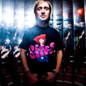 David Guetta en Camiseta Colorida