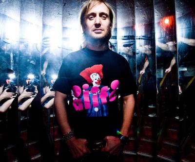 David Guetta en Camiseta Colorida