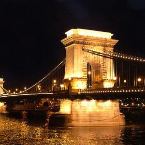 Puente de Cadenas de Noche