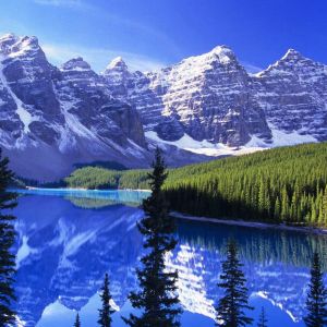 Majestuoso Lago de Montaña