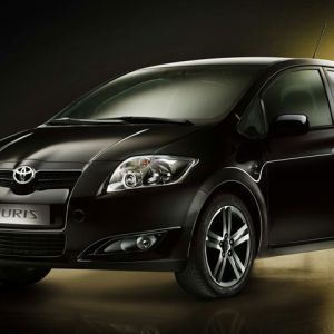 Coche Negro Toyota Auris