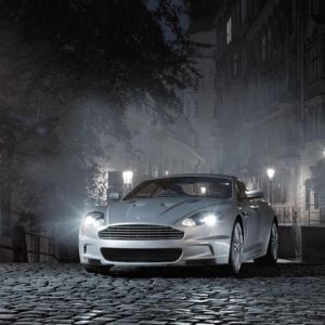 Elegante Aston Martin en escena nocturna