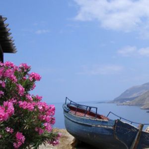 Vista Costera Escénica con Barco