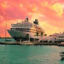 Barco de crucero al atardecer