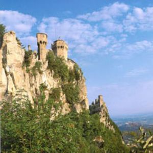 Castillo Escénico en un Acantilado
