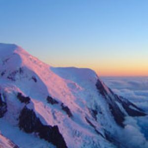 Montañas Nevadas al Atardecer