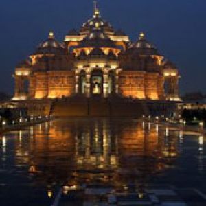 Hermoso templo indio de noche