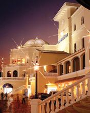 Arquitectura Nocturna Elegante