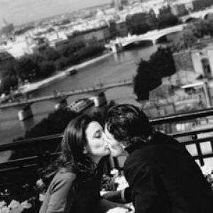 Beso romántico en París