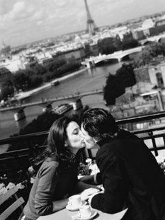 Beso romántico en París