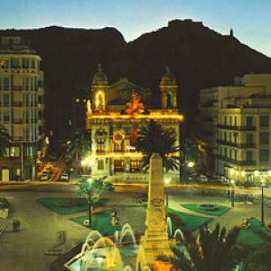 Hermosa Vista Nocturna de la Plaza