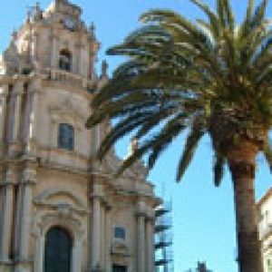 Hermosa Iglesia con Palma
