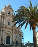 Hermosa Iglesia con Palma