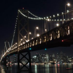 Vista Nocturna del Puente Bay
