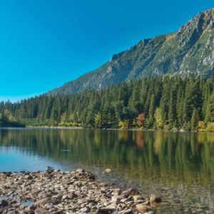 Lago de Montaña Sereno