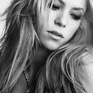 Retrato Glamour de Shakira