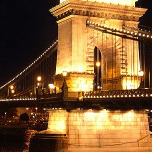 Puente de Cadenas de Noche