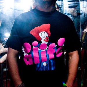 David Guetta con camiseta de payaso