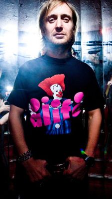 David Guetta con camiseta de payaso