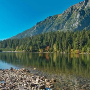 Lago de Montaña Sereno