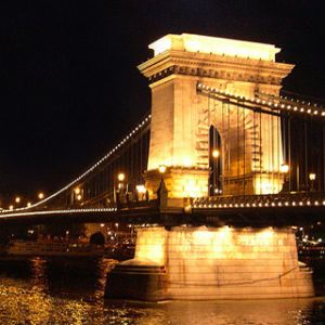Puente de Cadenas de Noche